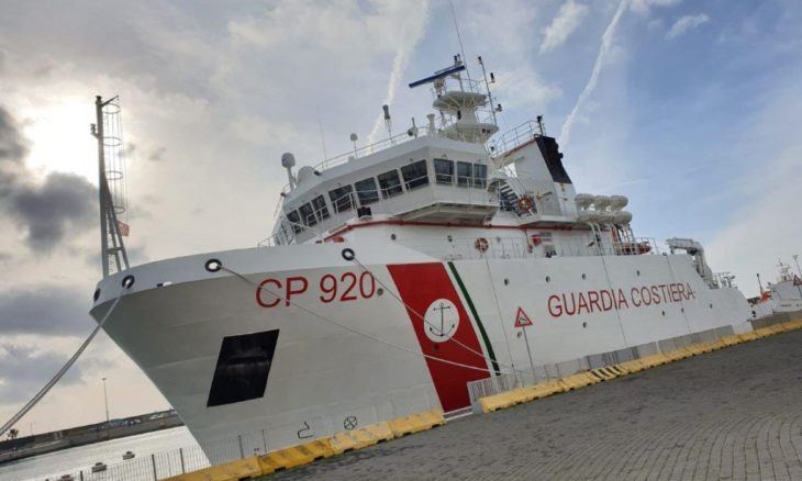 La nave Gregoretti della Capitaneria di Porto. E' ferma al porto di Augusta, con 131 richiedenti asilo a cui non è stato dato il permesso di sbarcare