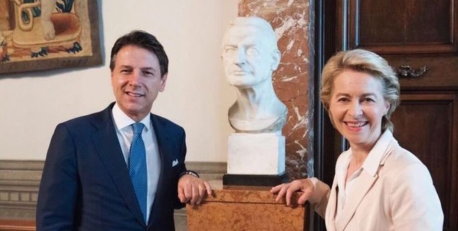 Ursula von der Leyen con Giuseppe Conte davanti a un busto di Alcide De Gasperi