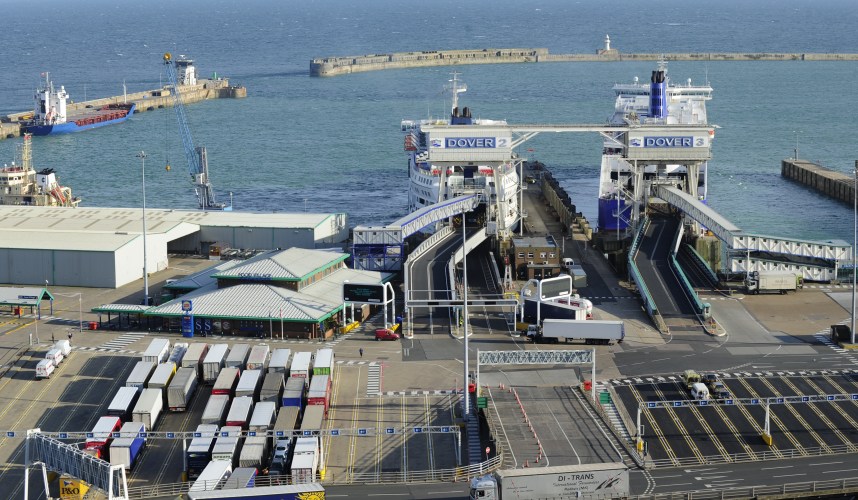 L'imbarco passeggeri per la Francia al porto di Dover