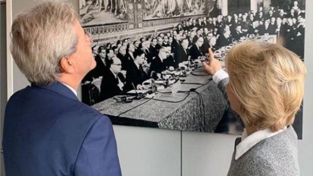 Paolo Gentiloni oggi con Ursula von der Leyen che gli mostra una foto della firma dei Trattati di Roma, dai quali è nata poi l'Unione europea. (Foto pubblicata da Gentiloni sul suo profilo Instagram)