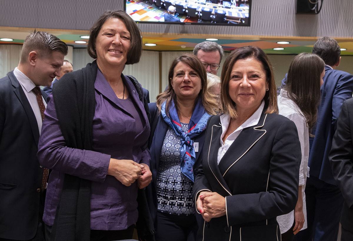 Paola De Micheli (destra) in un momento del consiglio Trasporti a Bruxelles.