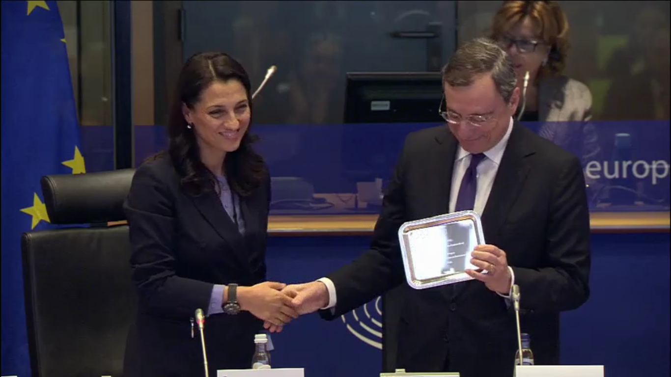 Irene Tinagli offre il regalo di arrivederci a Mario Draghi. Il piatto d'argento è a nome di tutti i gruppi della commissione Affari economici, tranne quello dove siede la Lega