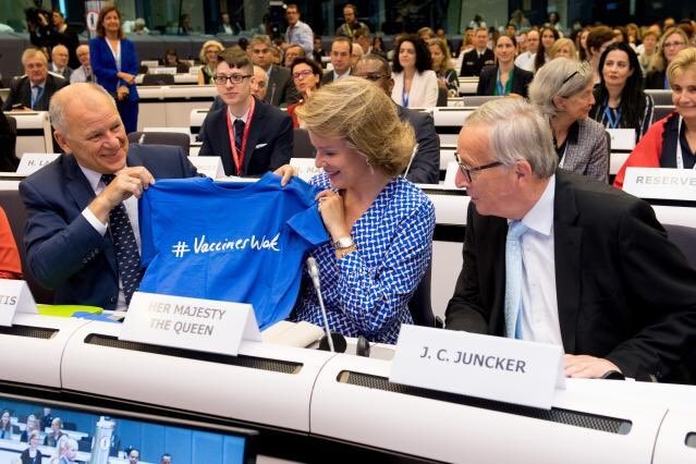 La regina dei Belgi tra il presidente della Commissione europea, Jean-Claude Juncker (destra) e il commissario per la Salute, Vytenis Andriukaitis in occasione del 'Global Vaccination Summit'