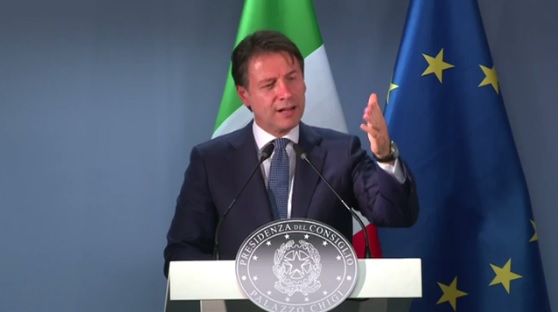 Giuseppe Conte durante una conferenza stampa a Bruxelles