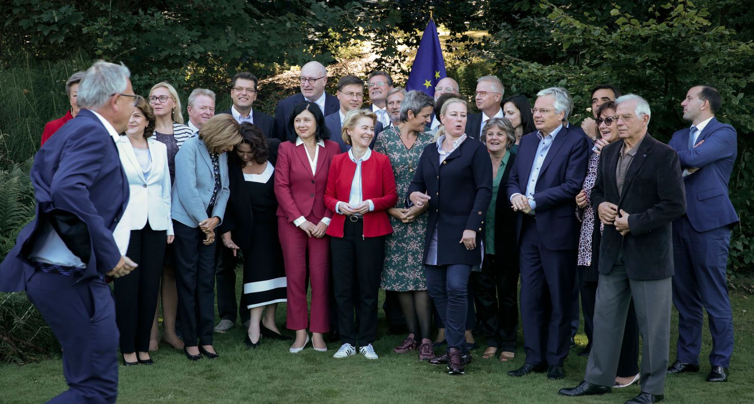 La presidente eletta della Commissione europea, Ursula von der Leyen, con la sua squadra