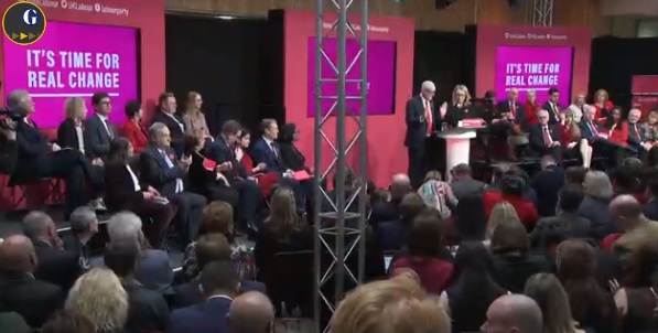 Jeremy Corbyn oggi durante la presentazione del Manifesto