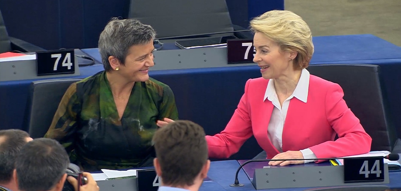 Margrethe Vestager questa mattina nell'Aula di Strasburdo con Ursula von der Leyen