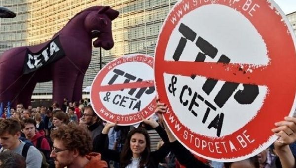 Manifestazioni contro la firma degli accordi di libero scambio UE-Canada (CETA) e UE-Stati Uniti (TTIP, poi non concluso) davanti la Commissione europea [archivio]