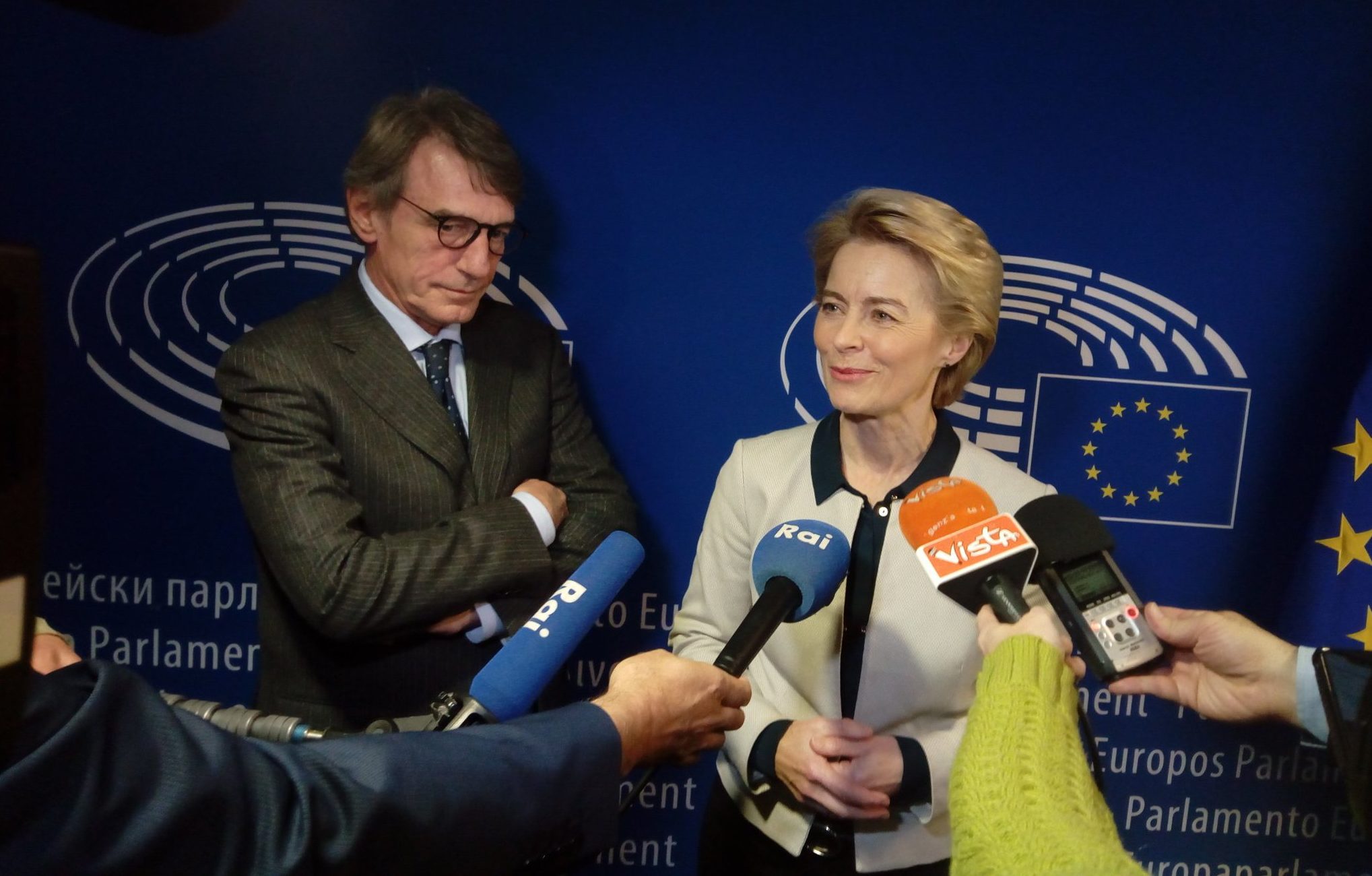 La presidente eletta della Commissione europea, Ursula von der Leyen, con il presidente del Parlamento europeo, David Sassoli, prima del loro incontro bilaterale a Strasburgo