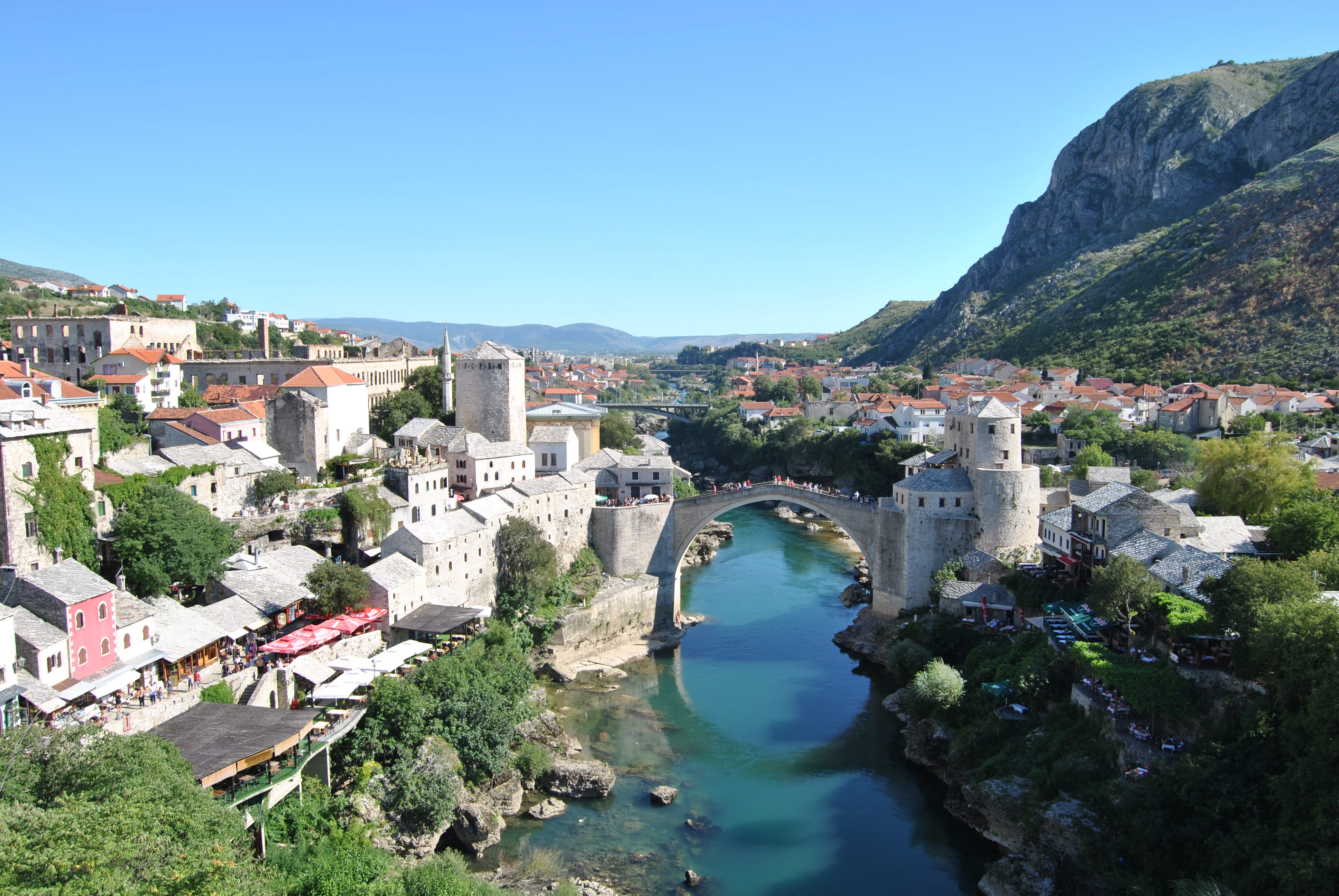 Il famoso "Vecchio Ponte" di Mostar che fu distrutto dalle forze croato-bosniache durante la guerra in Bosnia, il 9 novembre 1993. Simbolo della pace ritrovata, fu ricostruito nel 2004.