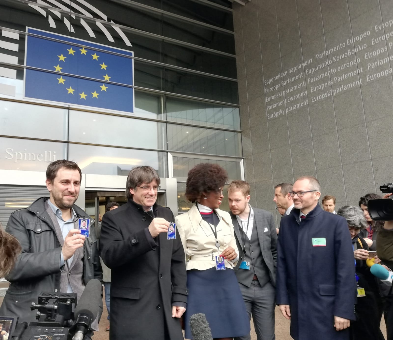 Carles Puigdemont e Toni Comin davanti al Parlamento europeo con i loro badge da deputati