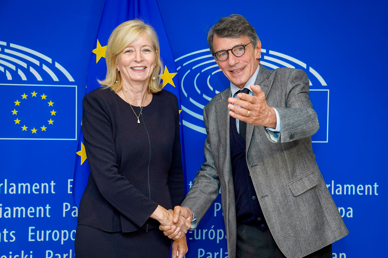 Emily O'Reilly con il presidente del Parlamento europeo, David Sassoli, dopo la sua rielezione per il ruolo di difensore civico (Strasburgo, 18 dicembre 2019)