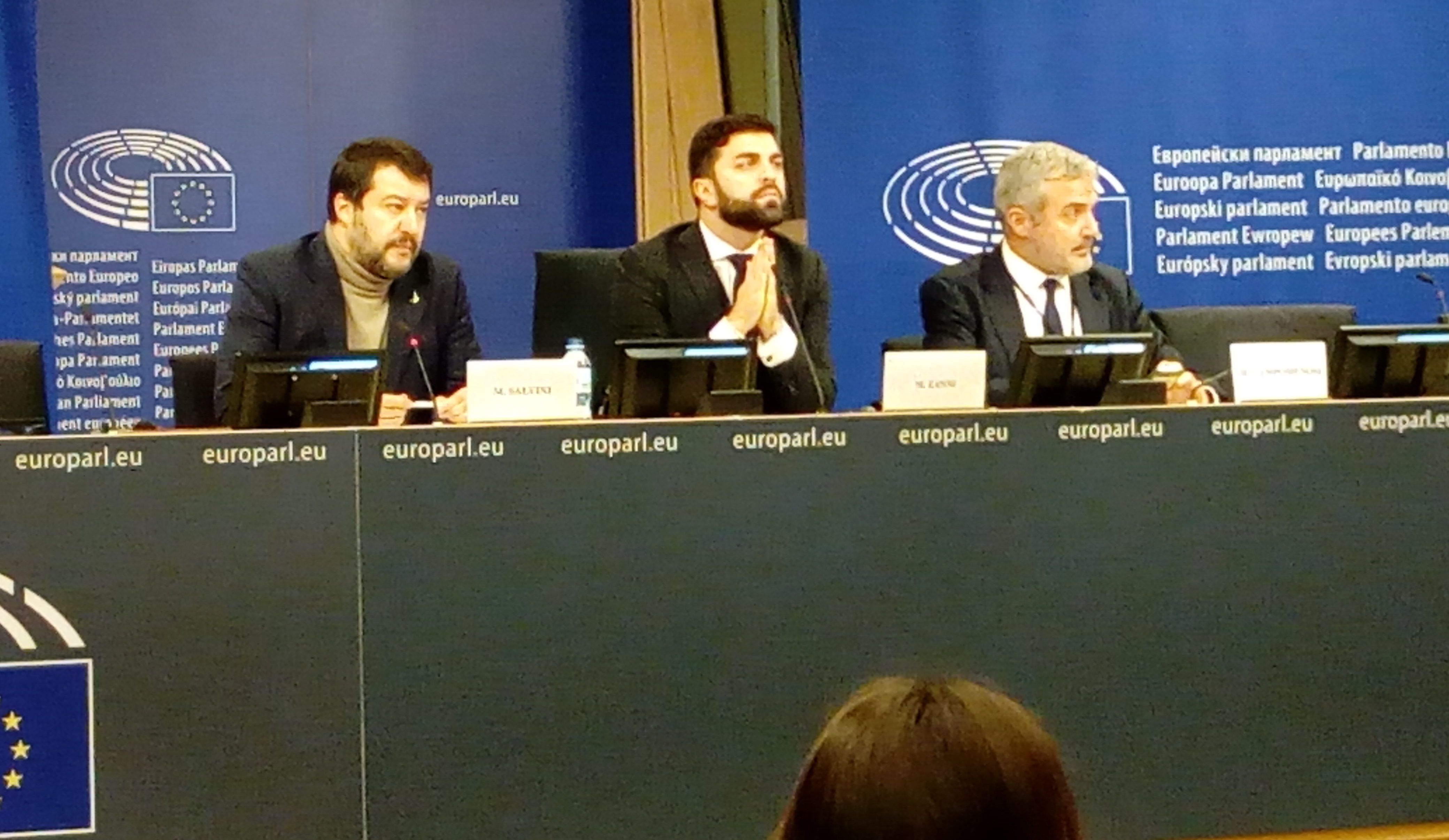 Il segretario federale della Lega, Matteo Salvini (sinistra), in conferenza stampa in Parlamento europeo con il presidente del gruppo ID, Marco Zanni (centro) e il capodelegazione della Lega a Bruxelles, Marco Campomenosi