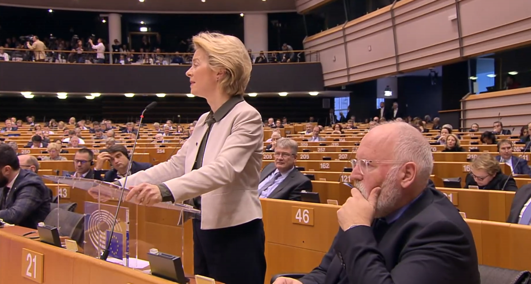 La presidente della Commissione europea, Ursula von der Leyen, nel corso del dibaitto sul green deal in Parlamento europeo a Strasburgo (11 dicembre 2019)