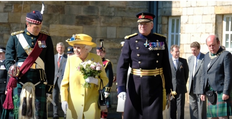 La regina Elisabetta II nel cortile di Holyroodhouse, il suo palazzo in Scozia