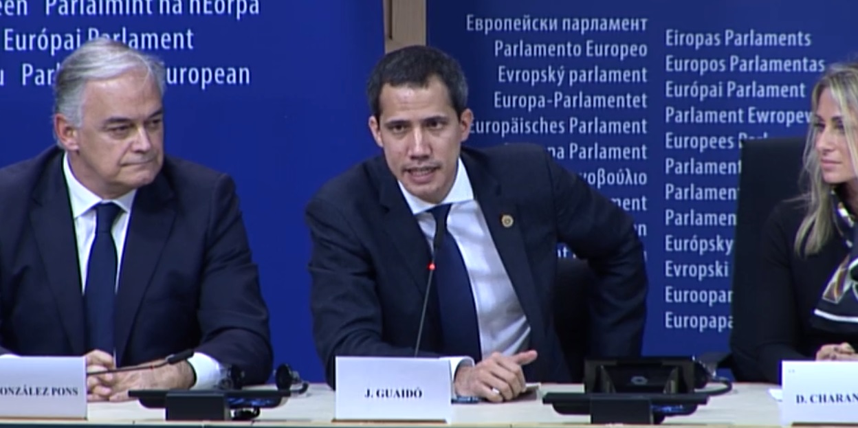 Juan Guaidò durante la conferenza stampa al Parlamento europeo.