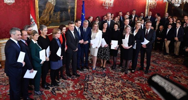 Foto di gruppo del nuovo governo austriaco con il presidente della Repubblica nel giorno del giuramento