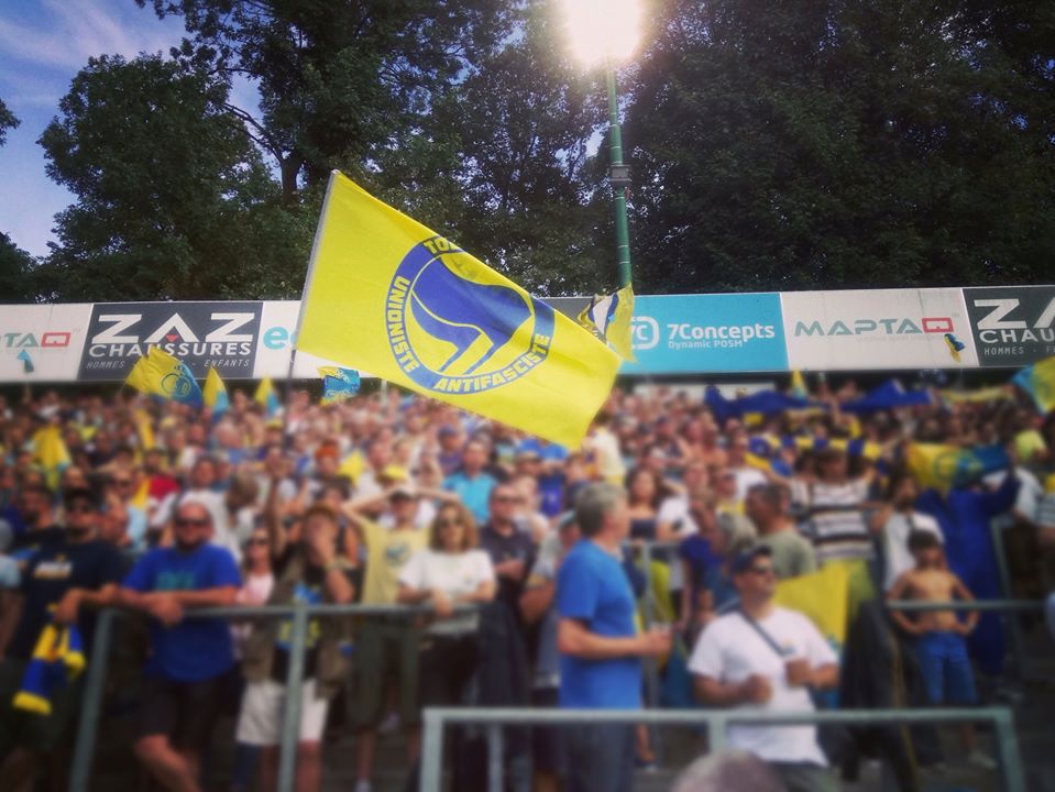 Tifosi antifascisti dell'Union Saint Gilles sventolano la loro bandiera in tribuna [archivio]