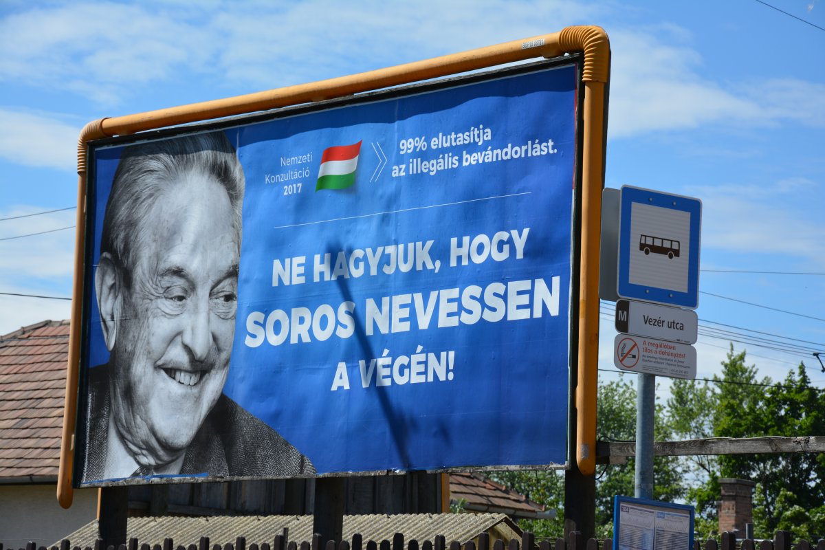 Manifesto anti-Soros a Budapest. Il magnate unghrese è accusato dal governo di finanziare le ONG attive nel sostegno ai richiedenti asilo [archivio]