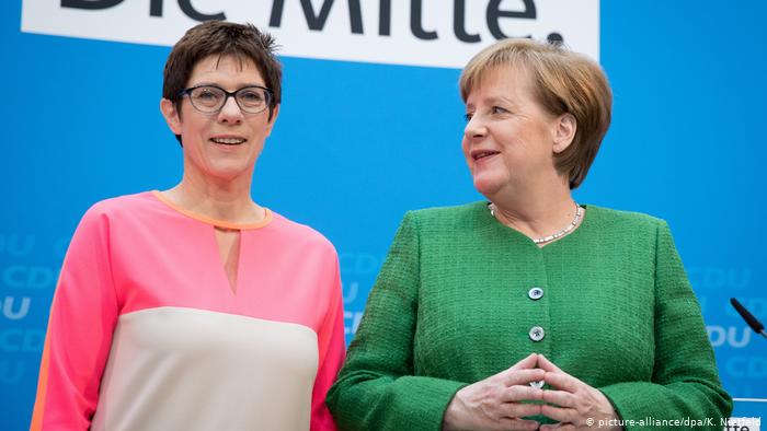 Annegret Kramp-Karrenbauer, presidente della Cdu, e Angela Merkel, cancelliera tedesca