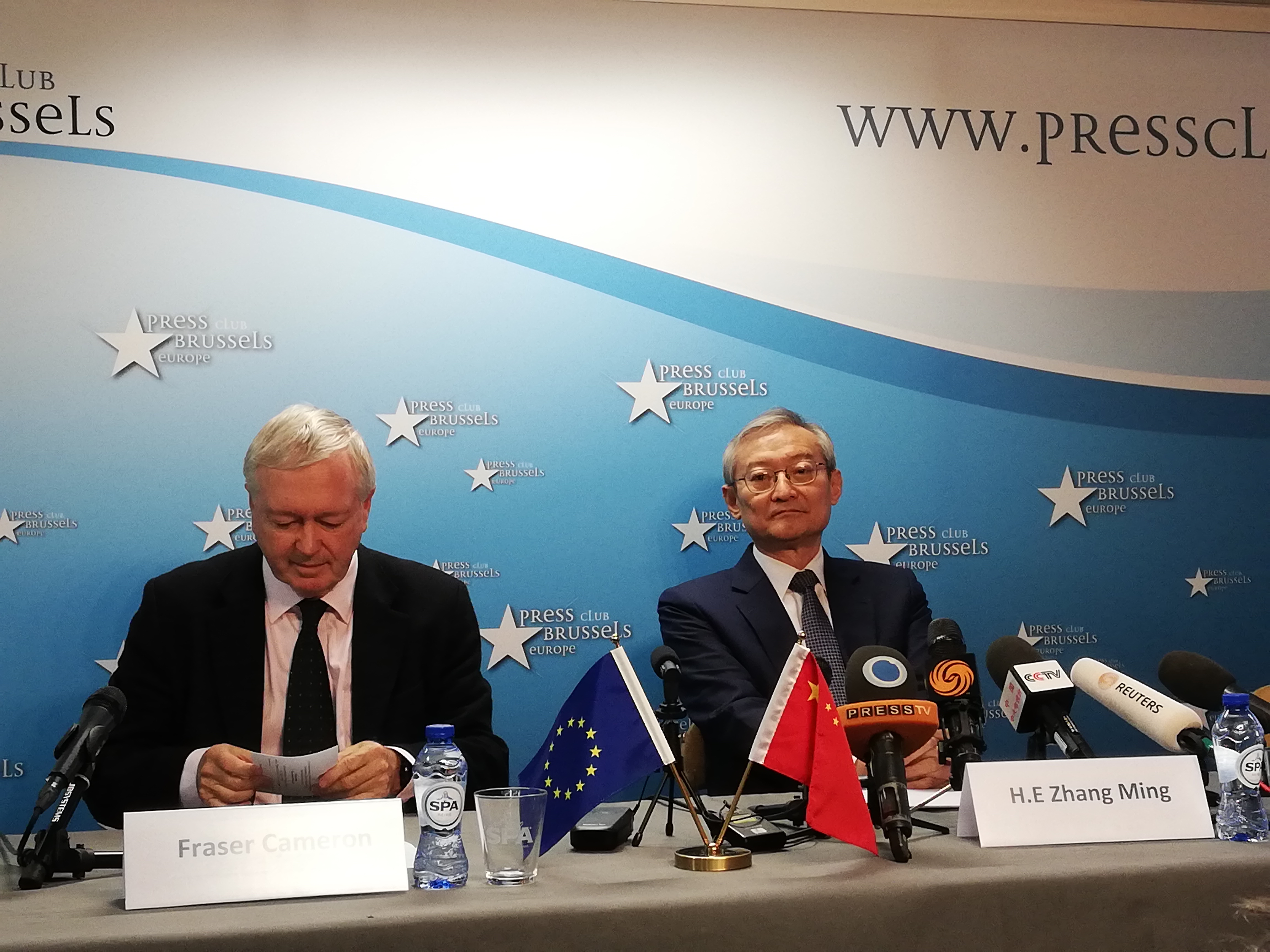 Fraser Cameron, direttore del Centro UE-Asia e Zhang Ming, ambasciatore cinese in Ue