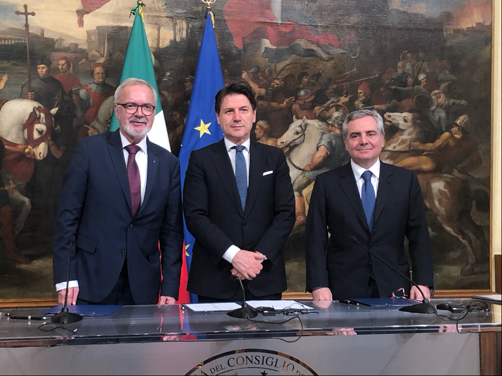 Il presidente BEI Werner Hoyer, il presidente del Consiglio Giuseppe Conte e il vicepresidente BEI Dario Scannapieco