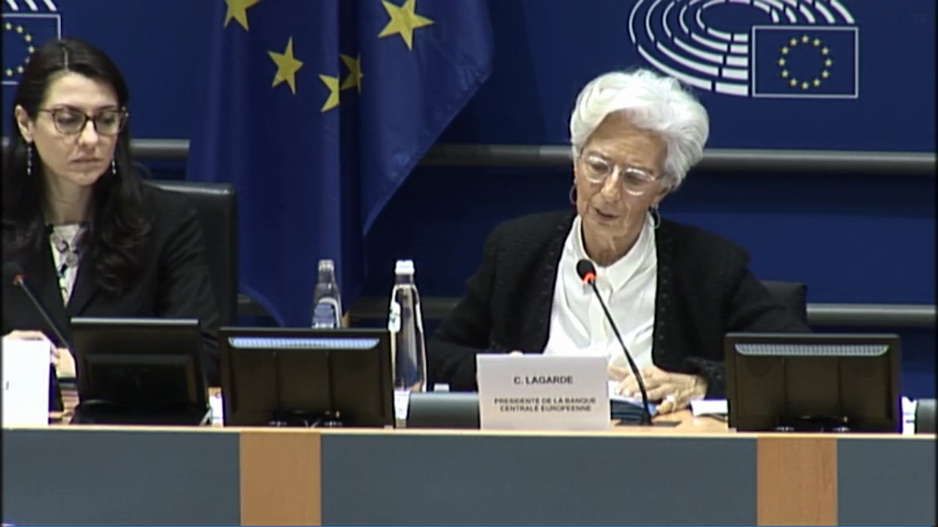 La presidente della BCE, Christine Lagarde (destra), con la presidente della commissione Affari economici del Parlamento europeo, in occasione del dialogo economico con gli europarlamentari [Bruxelles, 6 febbraio 2020]