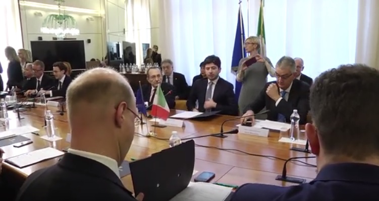 Il ministro della Salute Roberto Speranza durante un incontro con i colleghi dell'Unione europea precedente alla pandemia