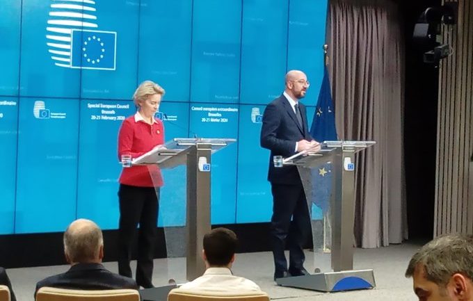 la presidente della Commissione europea, Ursula von der Leyen, e il presidente del Consiglio europeo, Charles Michel, al termine del vertice straordinario dei leader UE sul bilancio pluriennale [Bruxelles, 21 febbraio 2020]