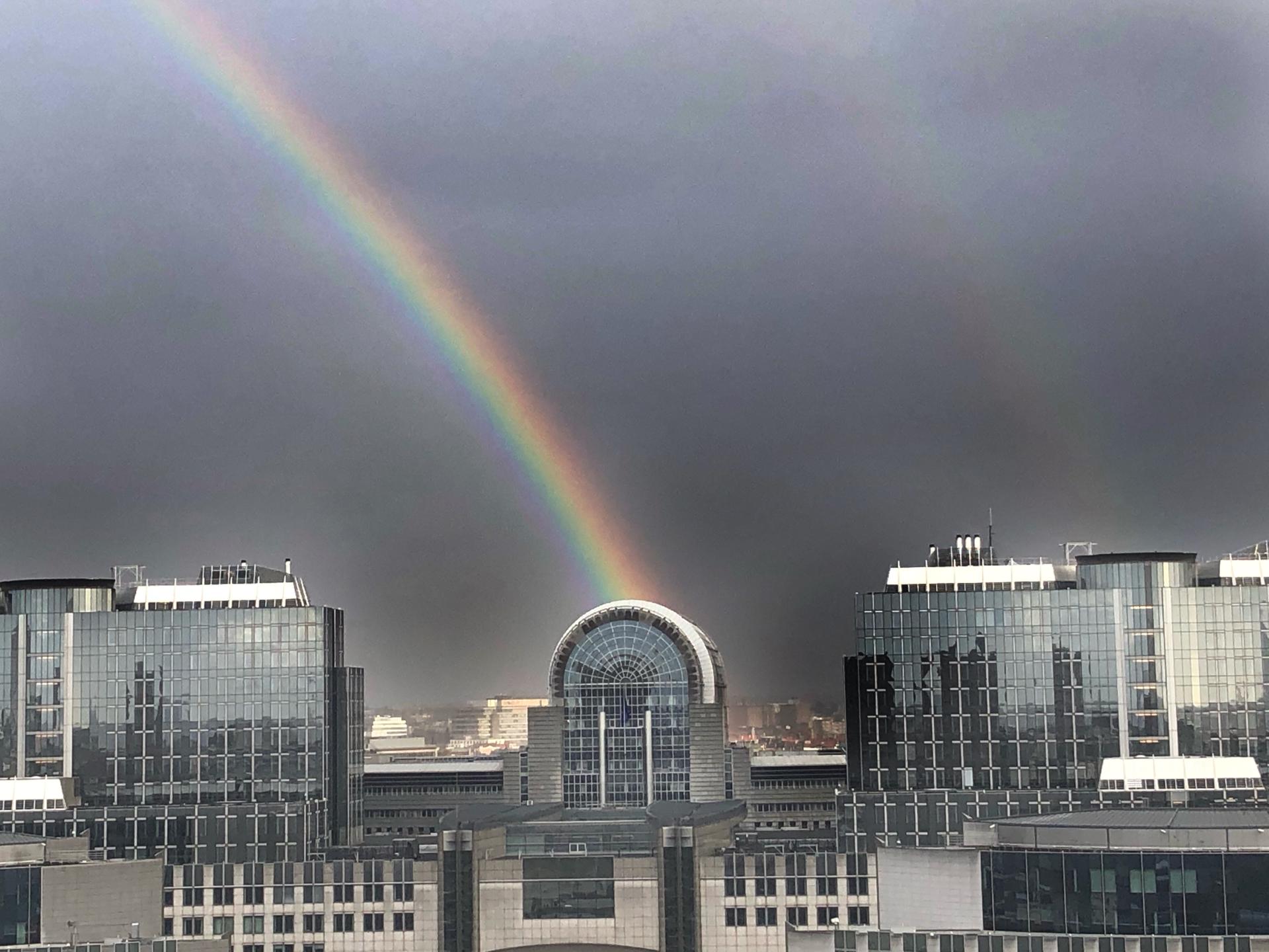 Due arcobaleni, fotografati da una lettrice di Eunews oggi pomeriggio, finiscono sui palazzi del Parlamento europeo a Bruxelles. Un segno di fiducia nel futuro, per qualcuno.