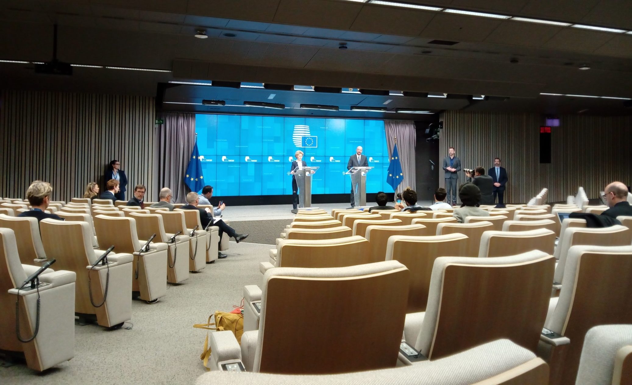 In una sala stampa mai così vuota i presidenti di Consiglio Europeo e Commissione Europea, Charles Michel e Ursula von der Leyen, al termine del vertice straordinario dei leader dell'UE sul coronavirus, tenuto in teleconferenza. [Bruxelles, 10 marzo 2020]