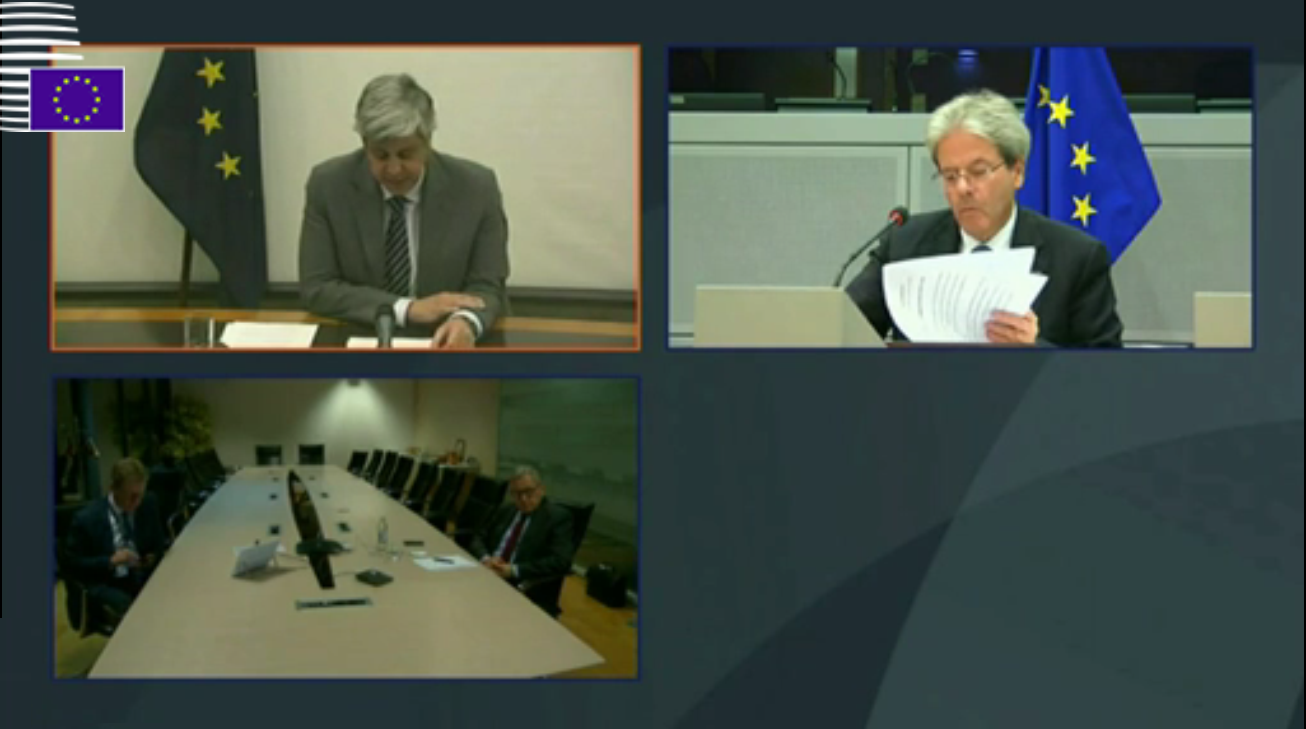 Il presidente dell'Eurogruppo, Mario Centeno (in alto a sinistra), Il commissario per l’Economia, Paolo Gentiloni (in alto a destra), e il direttore dell’ESM, Klaus Regling, in video conferenza stampa al termine della riunione dell’Eurogruppo [16 marzo 2020]