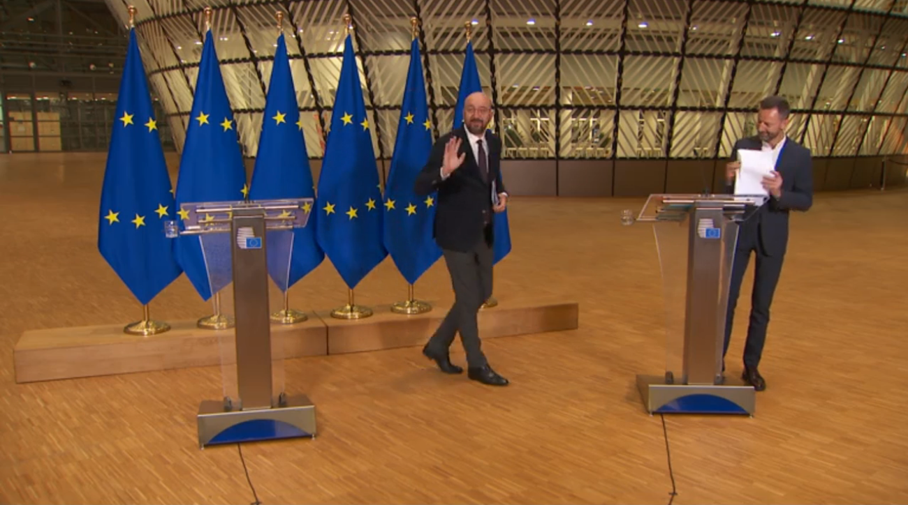 Il presidente del Consiglio europeo, Charles Michel, saluta al termine della conferenza stampa finale del vertice dei capi di Stato e di governo. Il summit ha deluso le attese [Bruxelles, 26 marzo 2020]