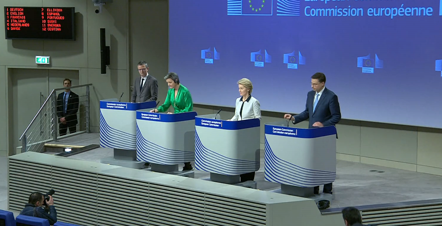 La presidente della Commissione europea, Ursula von der Leyen, con i vicepresidenti esecutivi Margrethe Vestager (Concorrenza) e Valdis Dombrovskis (Economia la servizio delle persone) mentre presentano le misure economiche di risposta al Coronavirus [Bruxelles, 13 marzo 2020]