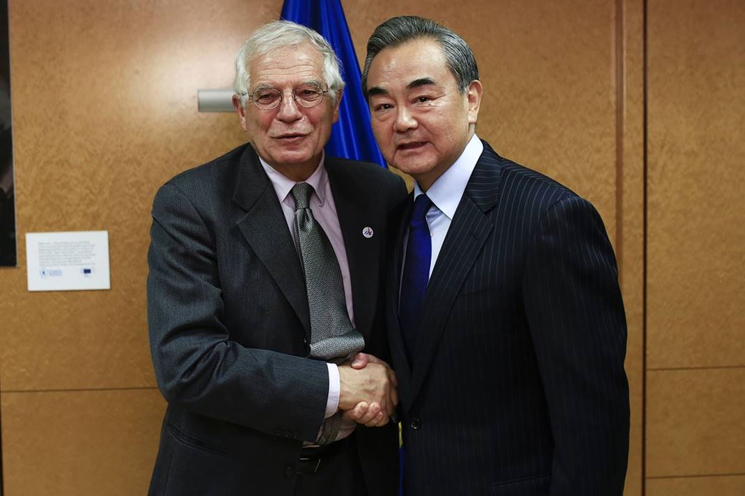 Josep Borrell insieme a Wang Yi, ministro degli esteri cinese