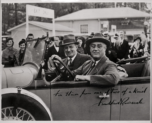 Henry Morgenthau in un'auto guidata dal presidente Franklin D. Roosevelt