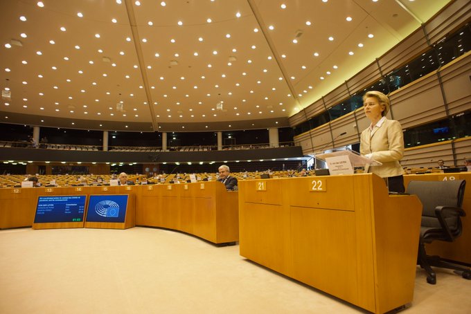 La presidente della Commissione UE, Ursula von der Leyen, interviene alla sessione plenaria del 16 aprile