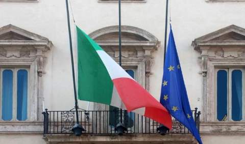 Bandiere italiana ed europea a mezz'asta a Palazzo Chigi