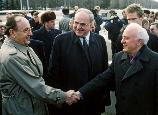 Hans-Dietrich Genscher (sx) con Helmut Kohl (centro) e Eduard Shevardnadze (dx), ministro degli Esteri  sovietico e poi presidente della Georgia