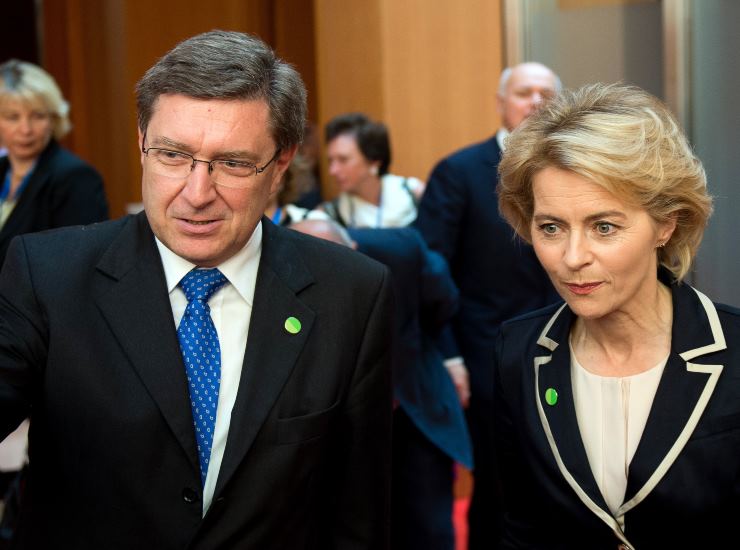 Enrico Giovannini con Ursula von der Leyen quando erano tutti e due ministri del Lavoro, nel 2013