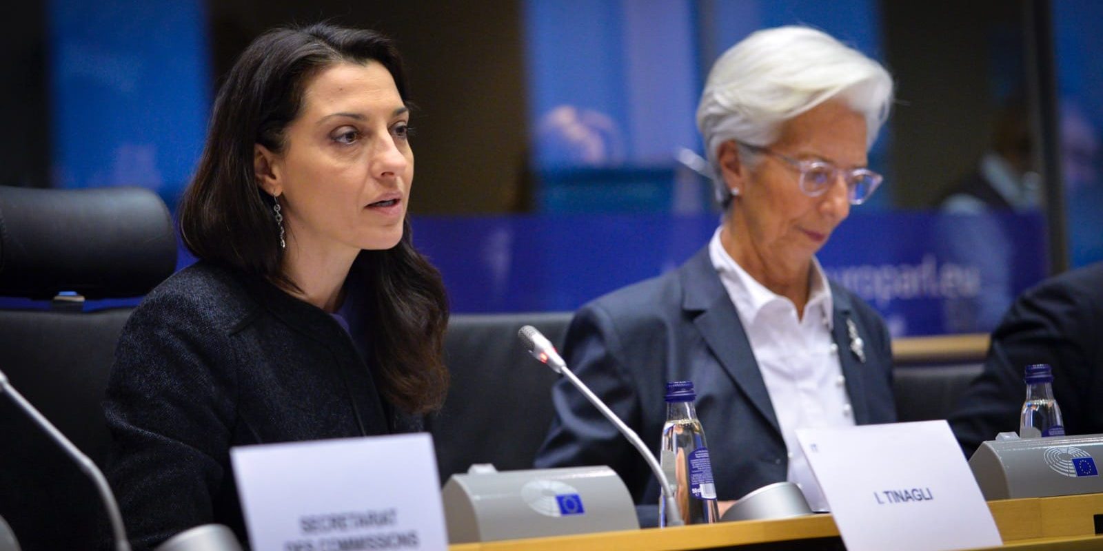 Irene Tinagli (sx) con Christine Lagarde in una seduta della commissione economica del Parlamento europeo.