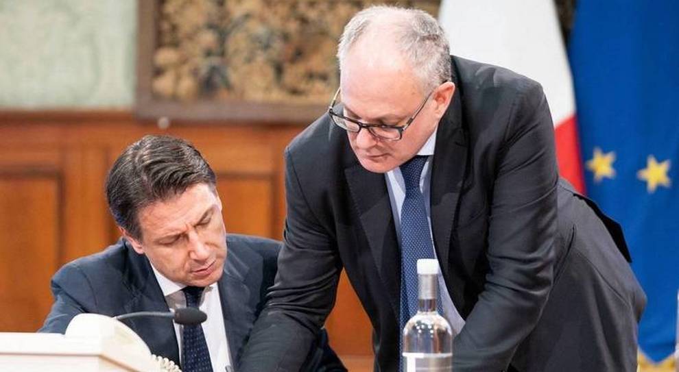 Il presidente del Consiglio Giuseppe Conte con il ministro dell'Economia Roberto Gualtieri