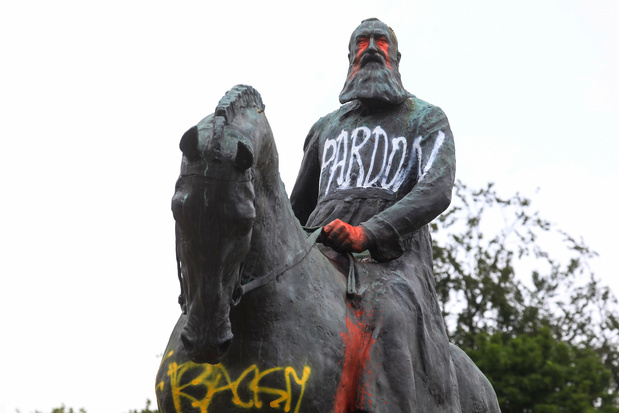 Una statua di re Leopoldo II a Bruxelles