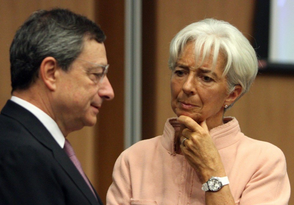 La presidente della BCE, Christine Lagarde, con il suo predecessore, Mario Draghi. La prima difende il programma di acquisto di titoli pubblici del secondo [archivio]