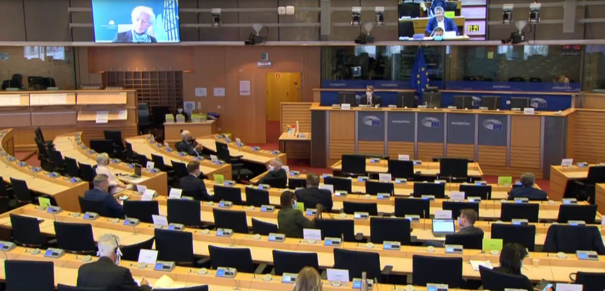 La presidente della BCE, Christine Lagarde, nello schermo della commissione Affari economici del Parlamento europeo, durante la sua audizione in videoconferenza [Bruxelles, 8 giugno 2020]