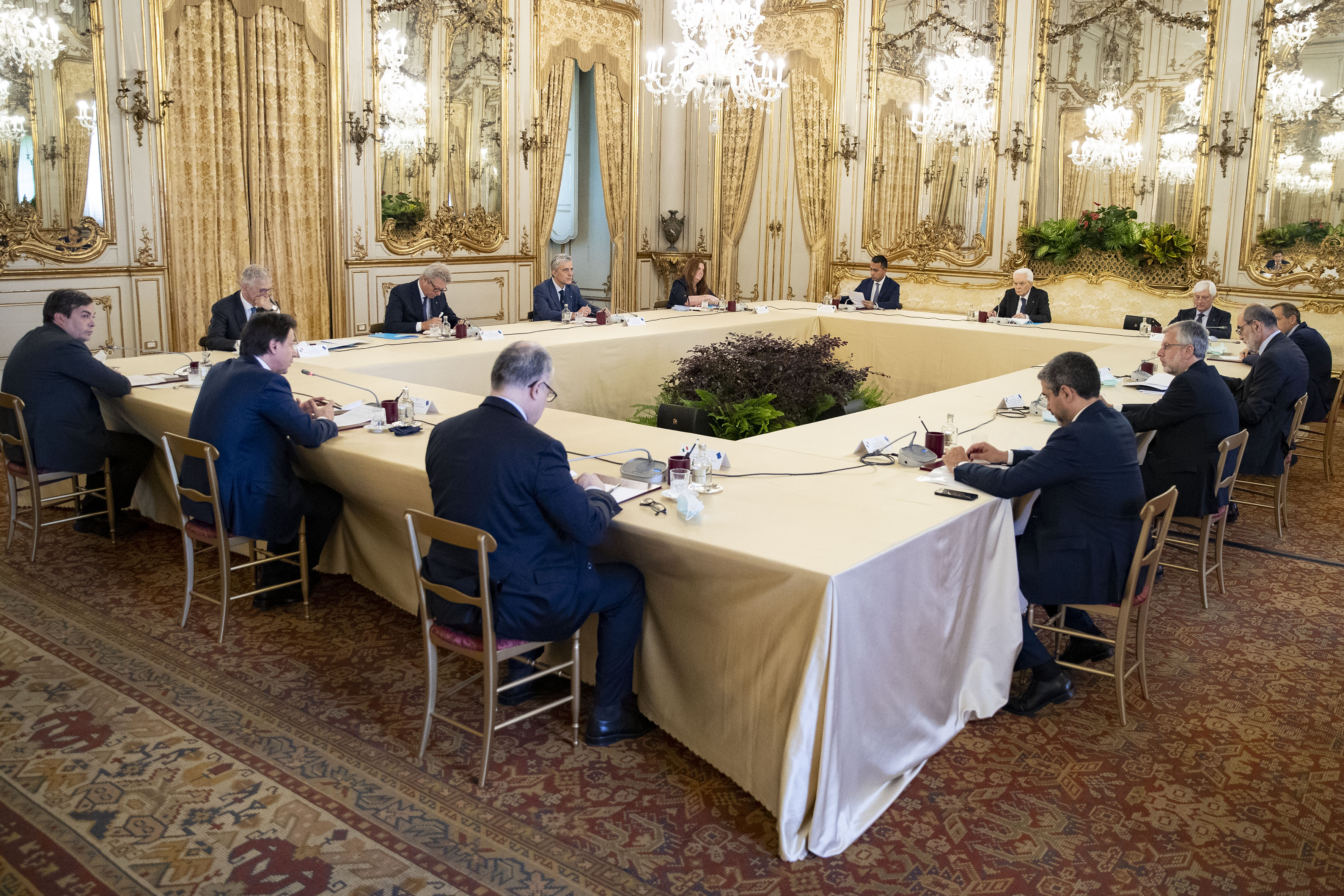 Il Presidente della Repubblica Sergio Mattarella con il Presidente del Consiglio dei Ministri ed altri membri del Governo, in occasione del prossimo Consiglio Europeo,oggi 18 giugno 2020
(foto di Francesco Ammendola - Ufficio per la Stampa e la Comunicazione della Presidenza della Repubblica)