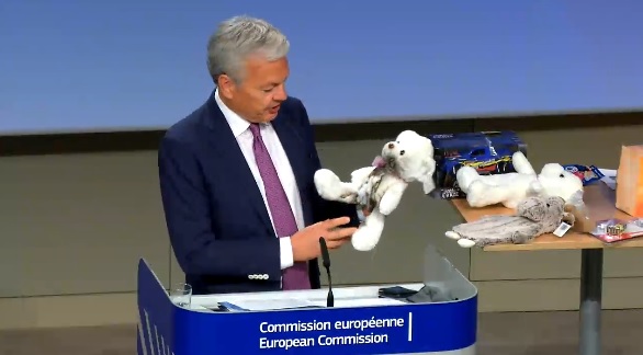 Il commissario europeo Didier Reynders durante la conferenza stampa di oggi.