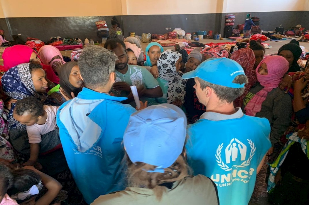 Operatori dell'UNHCR in mezzo a richiedenti asilo provenienti dalla Libia [foto: UNCHR]