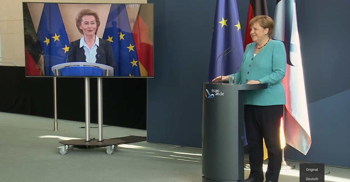 La conferenza stampa di Ursula von der Leyen (nello schermo) e Angela Merkel dopo la video-riunione di lavoro tra collegio dei commissari e governo tedesco  [2 luglio 2020]