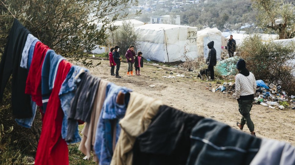 Un gruppo di bambini piccoli gioca in un campo improvvisato adiacente al centro di accoglienza e identificazione di Moria, sull'isola greca di Lesbo [Foto: UNHCR]